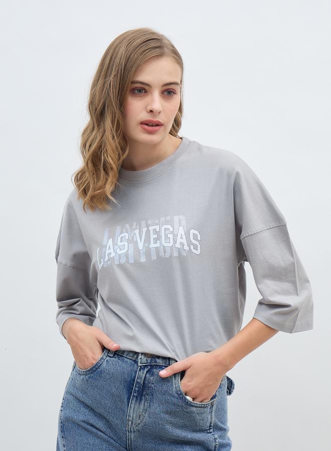 ستايلي تيشيرت واسع بطبعة شعار وأكتاف مبالغ فيها - Image 1